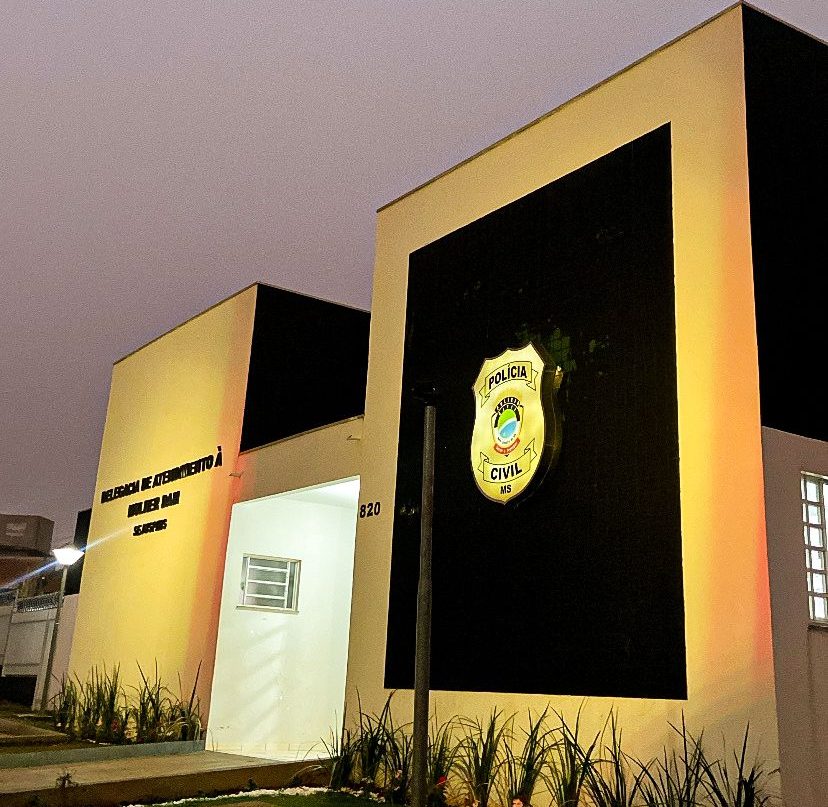 Suspeita de traição leva homem a agredir companheira e destruir...