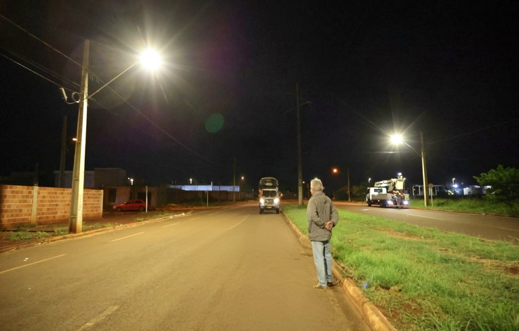 Instalação de LED avança e moradores celebram ruas mais...