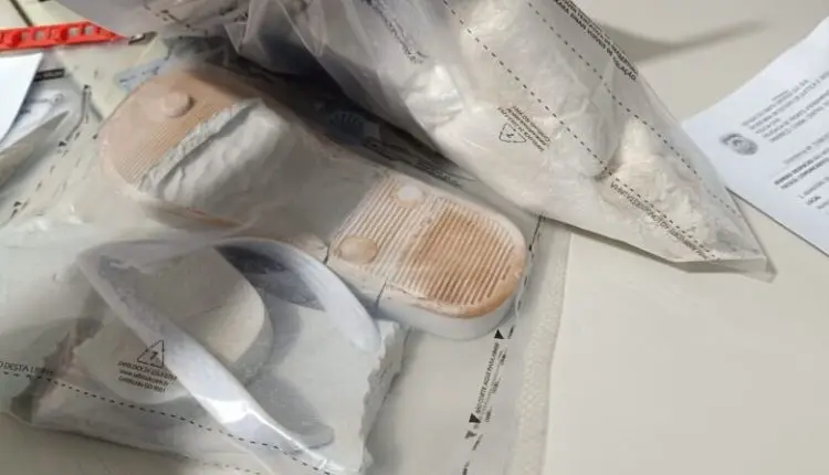 Visitante esconde cocaína no chinelo para entregar ao filho, detido...