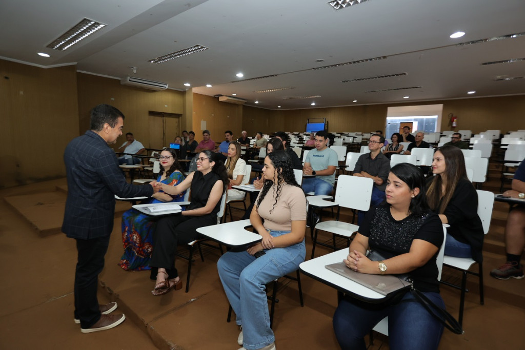 Marçal empossa profissionais e amplia estrutura da saúde para...