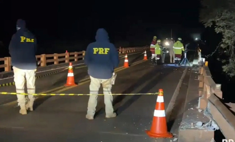 Caminhão cai de ponte sobre o Rio Vacaria na BR-163 e mobiliza...