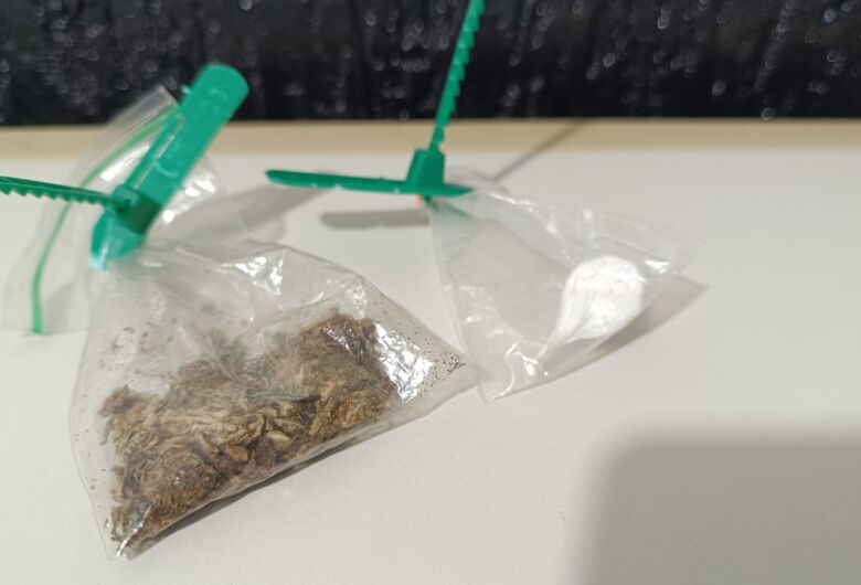 Mulher é presa por tráfico de drogas após denúncia de usuário em...