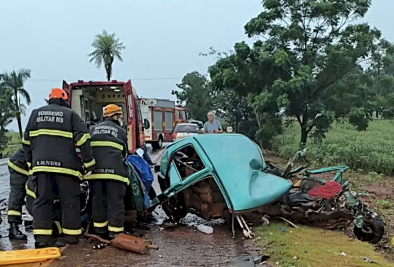 Homem morre em colisão que partiu carro ao meio entre Fátima do Sul...