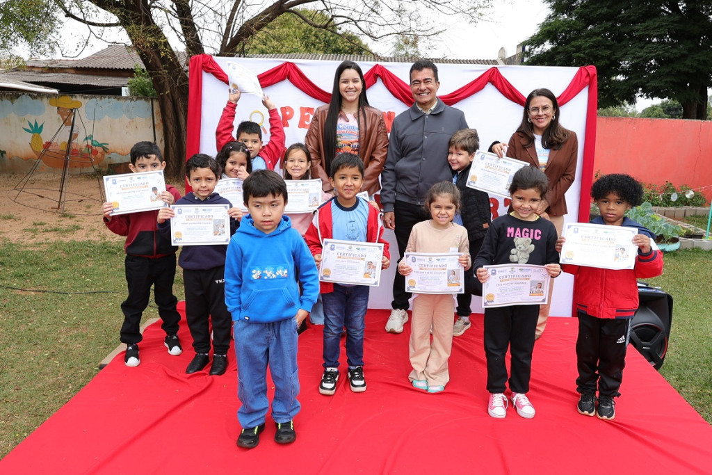 Pequenos cientistas recebem certificados em projeto que aproxima...
