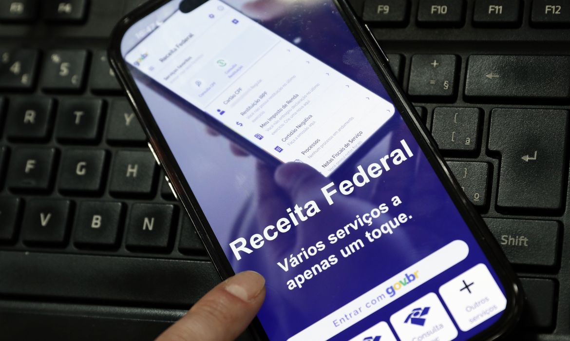 Dinheiro na conta: Receita paga restituição automática de até R$...
