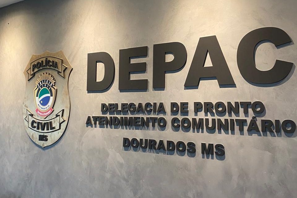 Homem é preso após manter companheira em cárcere privado e...