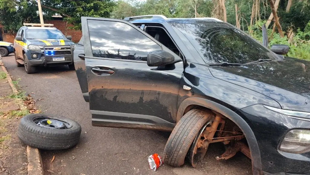 Perseguição termina com motorista preso e caminhonete carregada com...