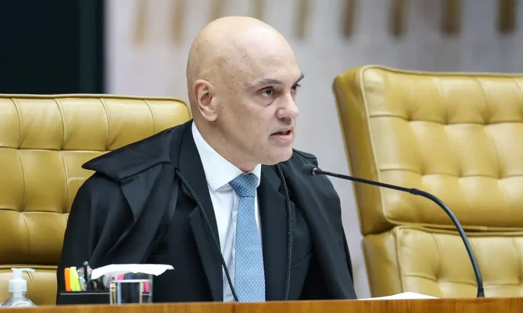 Moraes dá prazo para Bolsonaro explicar uso de inteligência...