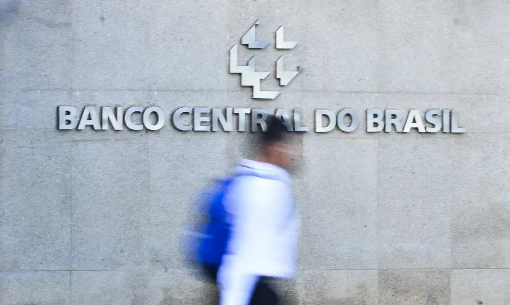 Juros das famílias chegam a 64% ao ano e reforçam pressão sobre o...