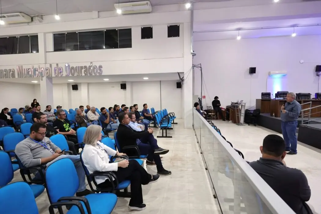 Prefeitura de Dourados cobra regularização de cabos em postes e...