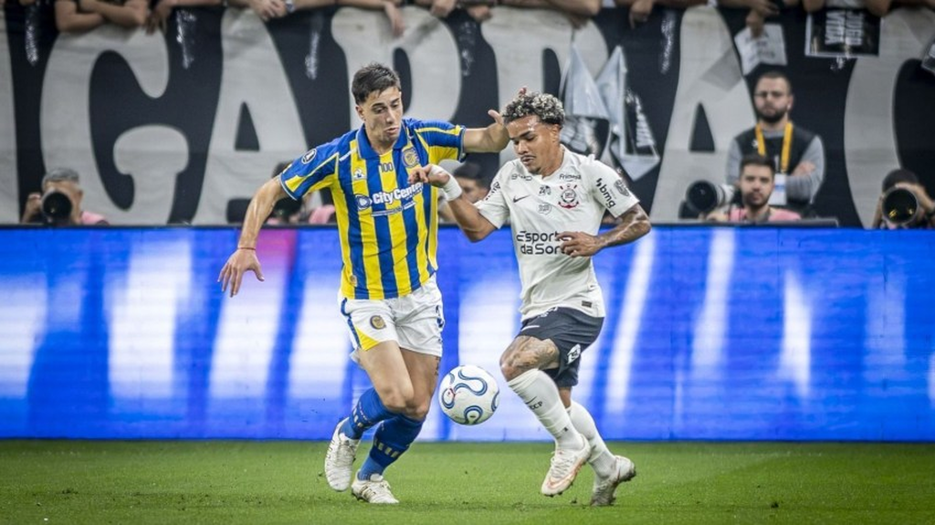 Com um a menos, Corinthians vence Rosario Central e garante vaga nas...