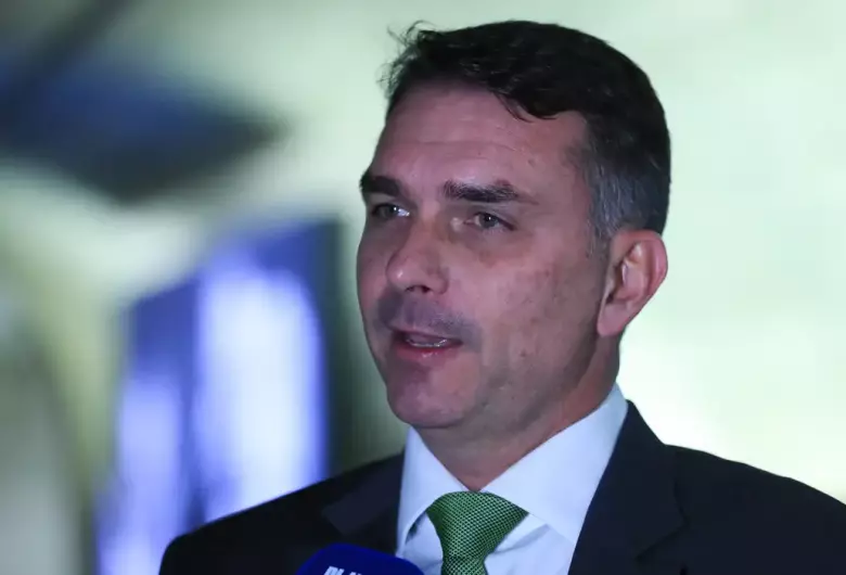 STF autoriza inquérito para investigar Flávio Bolsonaro por suposto...